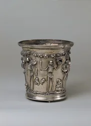 Becher mit getriebenen Darstellungen von maskenhaltenden Skeletten, aus dem Schatz von Boscoreale